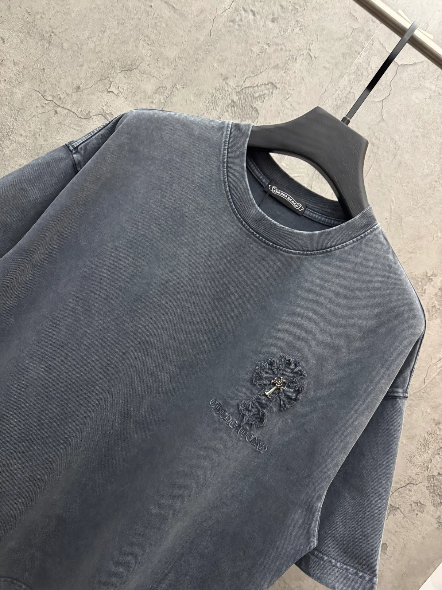 P230 top version, real shot without P, ​​different from market currency) 𝗖𝗵𝗿𝗼𝗺𝗲 𝗛𝗲𝗮𝗿𝘁𝘀/Croxin 2026 spring new original single counter American washed patch embroidered couple short sleeves 👑The highest version! Customized fabric 320 grams, washed and fried. Best-selling model at the counter. Very comfortable to wear. Accessories: Original molded and authenticated collar label➕100% silk wash label. Genuine purchase-grade original hangtag➕matching hanging rope➕3D hanging beads➕original packaging bag. Craftsmanship: The original version has consistent wiring! The highest version of the armhole matching technique! Color: Gray Black Size: S M L XL Style No.: 6609
